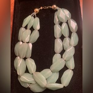 Green lucite necklace with gold closeure